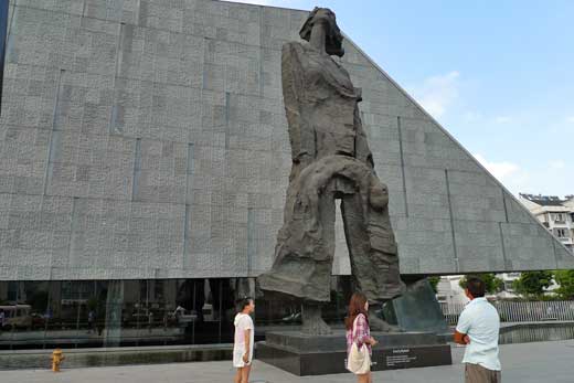 ぐったりした我が子を抱く、嘆き悲しむ母親のブロンズ像 ぐったりした我が子を抱く、嘆き悲しむ母親のブロンズ像