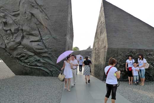 巨大な三角形のレリーフ彫刻 巨大な三角形のレリーフ彫刻